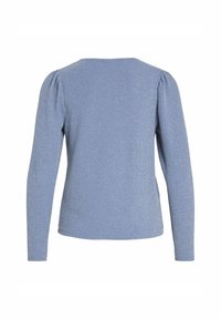 Langärmliges Oberteil in Hellblau mit einem subtilen Schimmer. Es hat einen runden Ausschnitt und geraffte Schulterdetails für zusätzliche Textur.