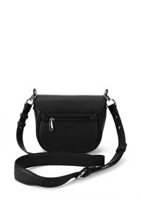 Schwarze Leder-Crossbody-Tasche mit strukturiertem Oberflächen, runder Form, verstellbarem Tragegurt, mit Reißverschluss versehenem Frontfach und silbernen Hardware-Akzenten.