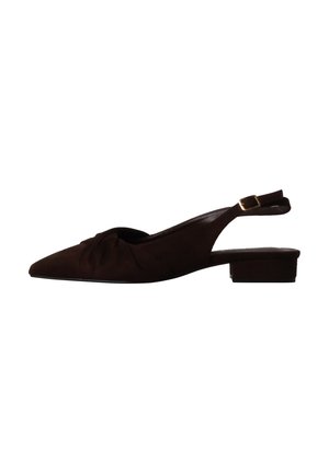 Chaussure plate à bride arrière en daim marron foncé avec bout pointu, petit talon bloc et bride à boucle dorée réglable.