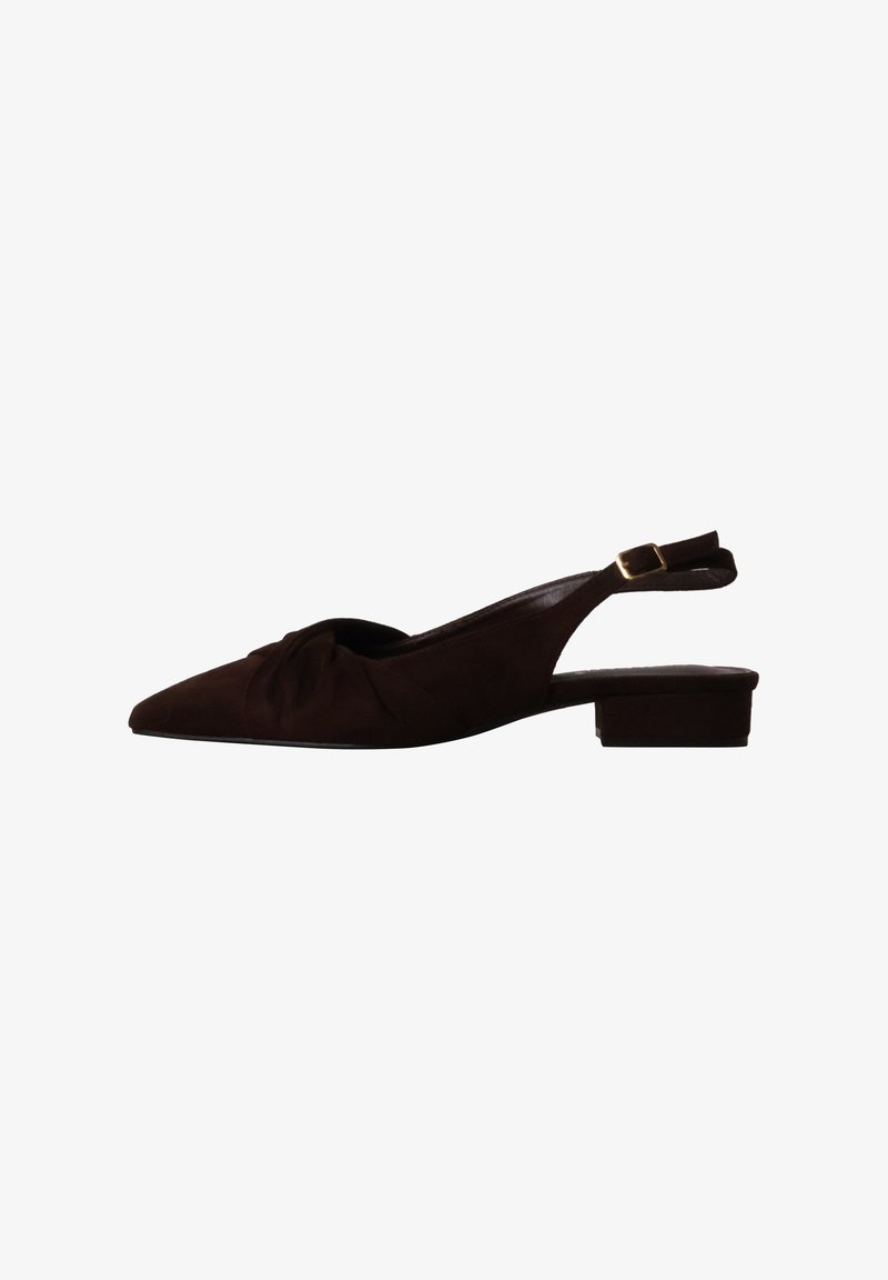 Chaussure plate à bride arrière en daim marron foncé avec bout pointu, petit talon bloc et bride à boucle dorée réglable.