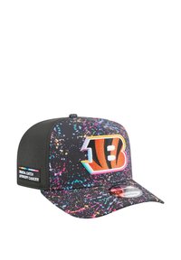 Casquette noire avec un motif éclaboussé coloré. Logo avant en orange et blanc, avec un bord texturé. Le patch sur le côté indique "Crucial Catch."