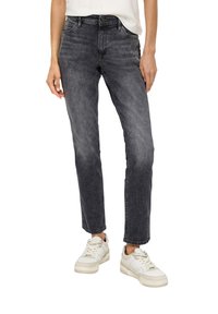 Jean en denim gris avec une coupe droite, présentant des poches avant, une fermeture à bouton et un léger délavage. Porté avec des baskets blanches.