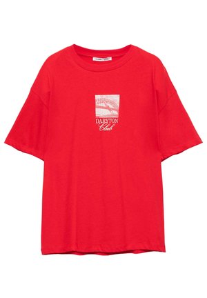 Piros pamut póló rövid ujjakkal, egy hidas grafikai négyzettel és a "DARYTON Club" felirattal fehér színben.
