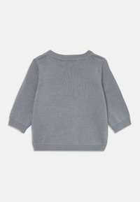 Grijze gebreide trui met lange mouwen voor baby’s, met ribbels aan de manchetten, halslijn en zoom, plat gelegd met de achterkant zichtbaar.