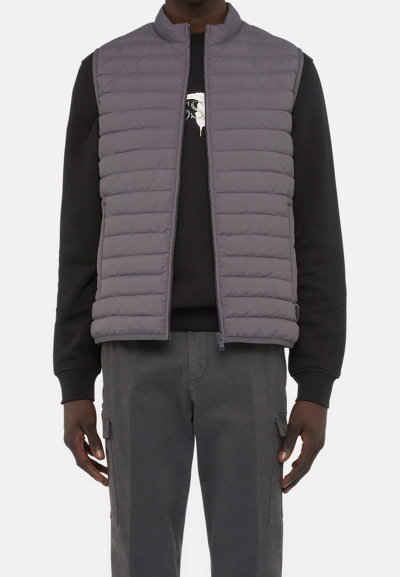 Graue Pufferwesten mit hohem Kragen und Reißverschluss, gestepptem Muster und seitlichen Taschen, getragen über einem schwarzen Sweatshirt.