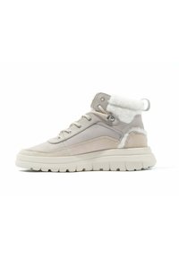 Béžová vysoká sneaker s měkkou kožešinovou podšívkou, hladkými a strukturovanými panely, šněrováním vpředu, gumovou podrážkou a poutkem na patě pro snadné obutí.