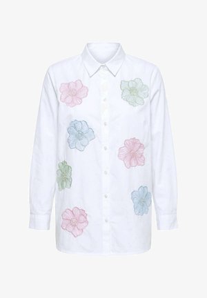 Biała, długorękawowa koszula zapinana na guziki z kołnierzykiem, zdobiona haftem dużych pastelowych kwiatów w kolorach różowym, zielonym i niebieskim na przodzie.