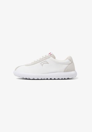 Sneaker bianco con tomaia in pelle liscia e dettagli in suede, caratterizzato da una punta arrotondata e una suola in gomma flessibile con un motivo testurizzato.