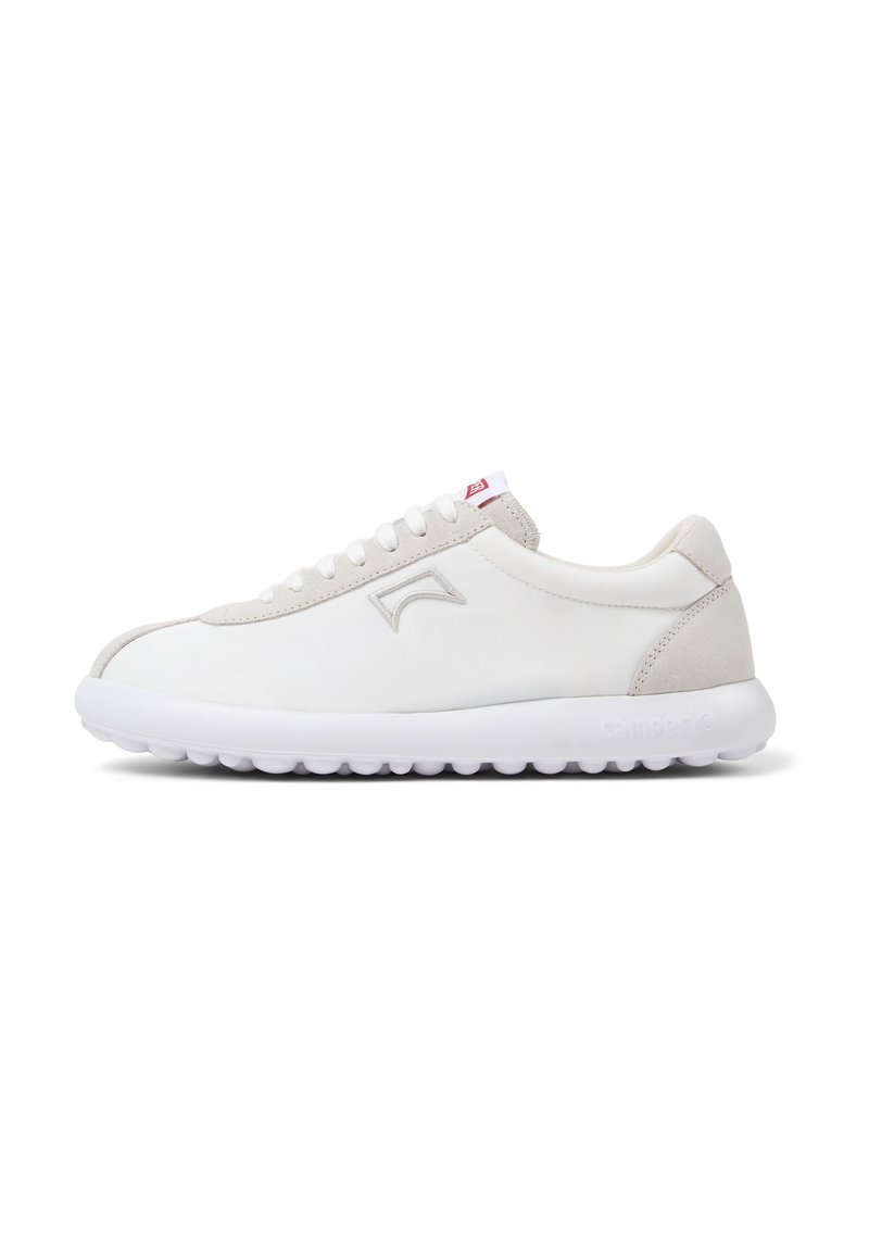 Sneaker bianco con tomaia in pelle liscia e dettagli in suede, caratterizzato da una punta arrotondata e una suola in gomma flessibile con un motivo testurizzato.