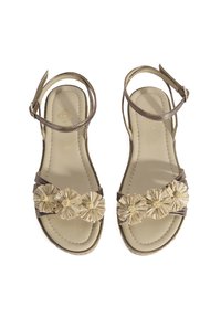 Braune Sandalen mit einem Riemendesign, das eine florale Akzentuierung aus strukturiertem Material an der Vorderseite aufweist. Verstellbare Knöchelriemen.