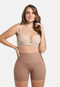 Beige bh met gladde cups en verstelbare bandjes, gecombineerd met hooggepolsterde bruine shapeshorts met een naadloos ontwerp.