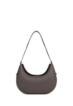 Sac d'épaule en cuir texturé gris foncé en forme de croissant avec une bandoulière unique et un embossage subtil de la marque au centre avant.
