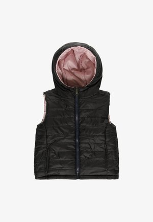 Gilet invernale nero con cappuccio, dotato di fodera rosa. Tessuto trapuntato, chiusura frontale con zip e due tasche laterali.
