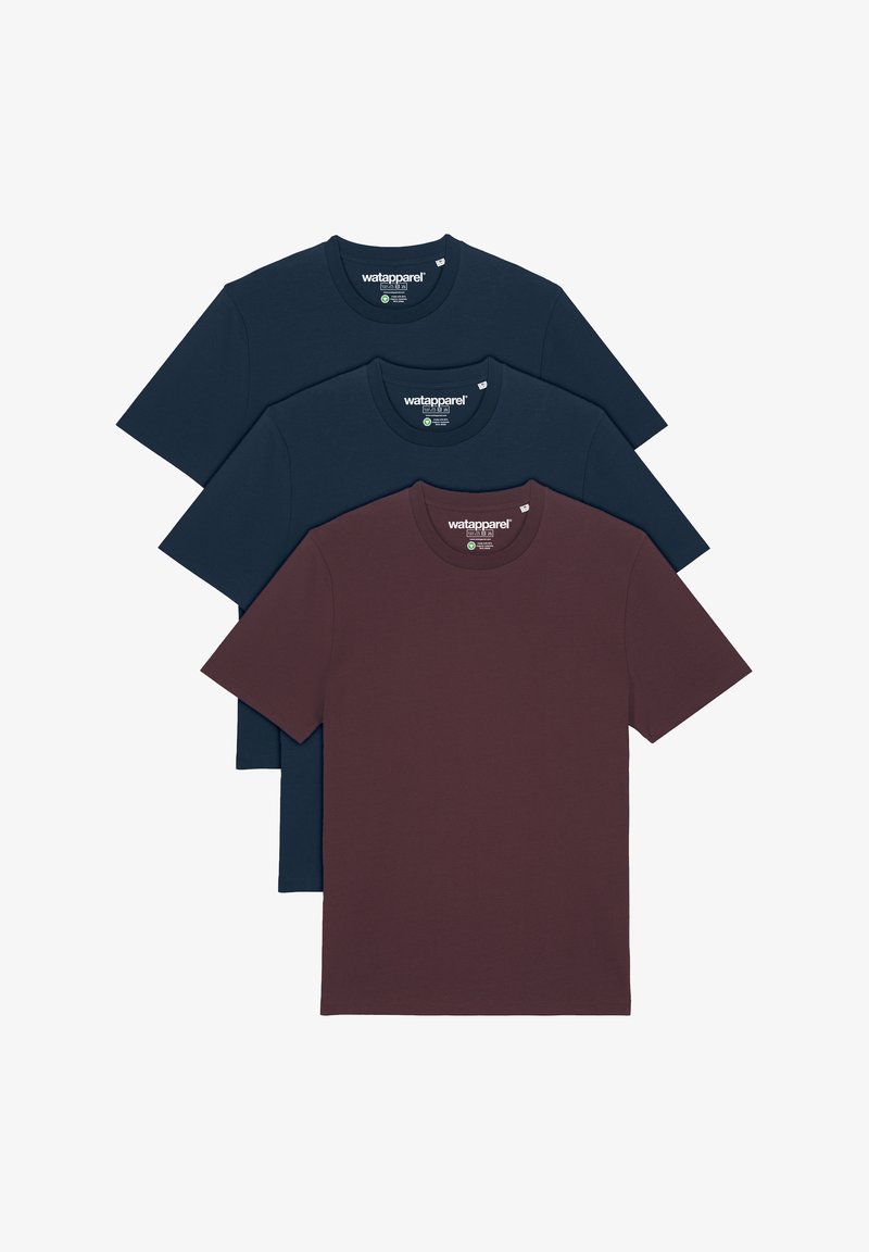 Drie crewneck t-shirts in donker marineblauw, bordeauxrood en een lichter marineblauw, met korte mouwen en een zachte katoenen textuur.