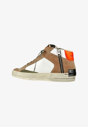 Sneaker alte in suede marrone, pelle bianca e dettagli verde. Presentano una cerniera laterale, accessori neri e suola in gomma testurizzata.