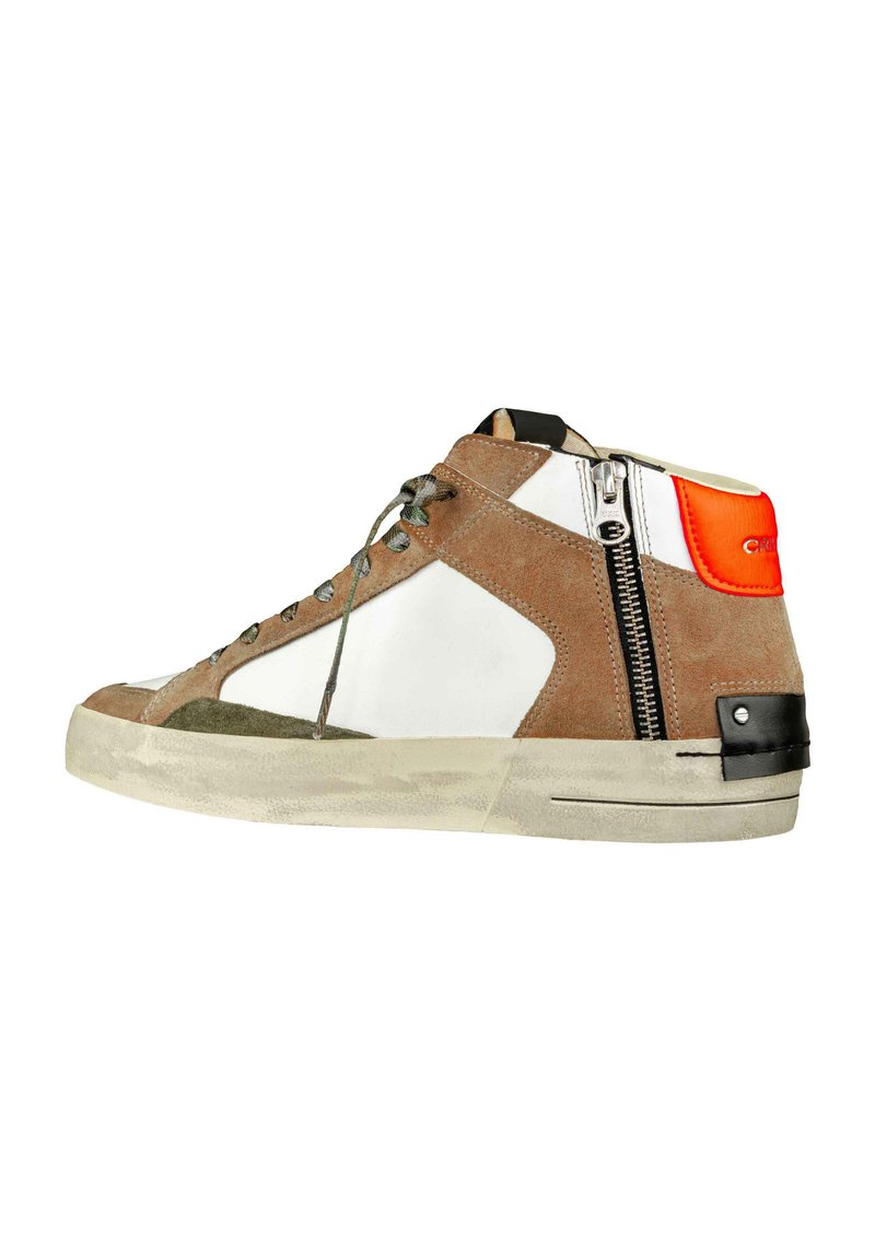 Des baskets montantes en suede marron, cuir blanc et accents verts. Elles disposent d'une fermeture éclair sur le côté, de quincaillerie noire et d'une semelle en caoutchouc texturé.