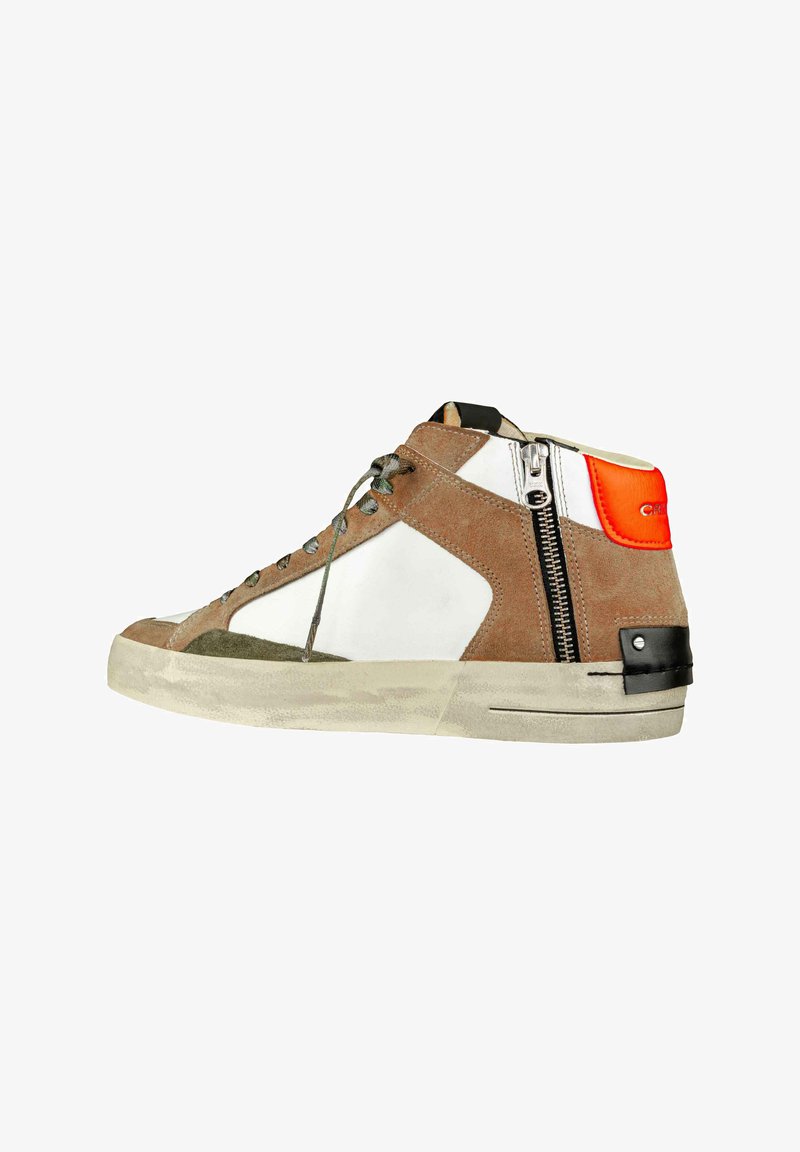 Des baskets montantes en suede marron, cuir blanc et accents verts. Elles disposent d'une fermeture éclair sur le côté, de quincaillerie noire et d'une semelle en caoutchouc texturé.