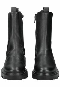 Botas de tobillo de cuero negro con una textura suave, cremalleras laterales y una suela de goma resistente. Presenta una asa en la parte posterior.