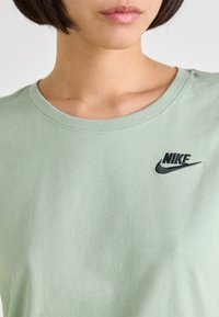Nike Sportswear CLUB TEE - Základné tričko - jade horizon