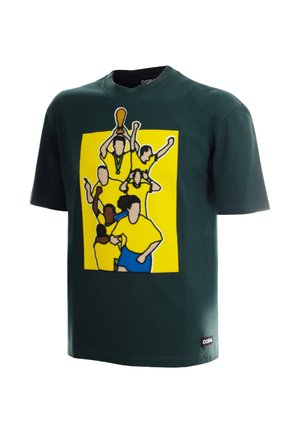 Donkergroen T-shirt met een afbeelding van abstracte voetballers in gele shirts die feestvieren met een trofee op een gele rechthoekige achtergrond.