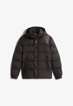 Fekete puffertakó kapucnival, steppelt mintázattal, patentos záródással és két cipzáros elülső zsebbel. Logó a bal ujján.