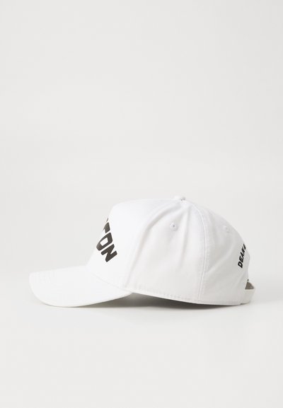 Cappellino da baseball bianco con design strutturato. Presenta una visiera curva, occhielli ventilati e scritte nere sul davanti e sul lato.