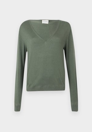 Hosszú ujjú, V-nyakú pulóver olívazöld színben, puha anyagból, sima textúrával. Egyenes alsó szegéllyel és bordázott mandzsettákkal rendelkezik.