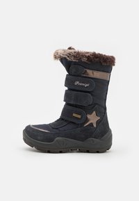 Botas de invierno para niños, en azul marino y negro, con un cuello forrado de piel, tres correas ajustables de Velcro y un acento de estrella en el costado.