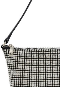 Fekete clutch táska csillogó strasszkövekkel, rácsos mintázattal, ezüst cipzárral és vékony fekete füllel.