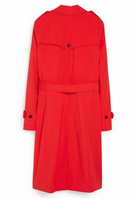 Abrigo trench rojo con cinturón, que presenta puños abotonados y una abertura trasera. Fabricado en una tela suave con un diseño estructurado a medida.