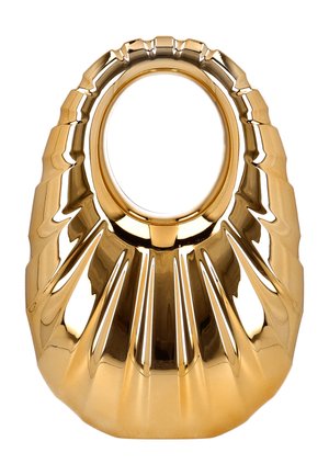 Sac à main doré brillant avec un design structuré et plissé, et une ouverture de poignée ovale en haut, reflétant la lumière sur un fond blanc.