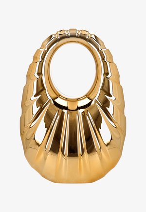 Glänzende goldene Handtasche mit einem strukturierten, plissierten Design und einer ovalen Grifföffnung oben, die Licht auf einem weißen Hintergrund reflektiert.