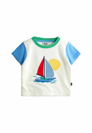 Detské biele tričko s modrými rukávmi a zeleným golierom, zdobené vyšívanou plachetnicou s červenými a pruhovanými modrými plachtami a žltým slnkom.