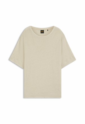 Beiges T-Shirt mit kurzen Ärmeln und Rundhalsausschnitt, mit einem schwarzen und orangefarbenen BOSS-Logoetikett im Kragen.