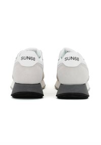 Sneaker bianchi e grigie con una tomaia in suede e mesh, dotate di una suola in gomma nera e con "SUN68" stampato in nero sul tallone.