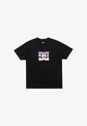 Schwarzes Baumwoll-T-Shirt mit einem farbigen DC-Logo-Graphic in der Mitte. Kurze Ärmel und ein Rundhalsausschnitt-Design mit lockerer Passform.