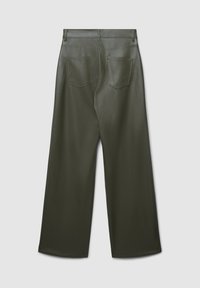 Weit geschnittene Hosen aus dunkelgrünem Kunstleder mit glatter Textur, zwei Gesäßtaschen und sauberen Nähten ohne sichtbare Beschläge.