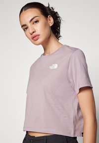 The North Face SIMPLE DOME CROPPED SLIM TEE - T-shirts med print - purple chalk