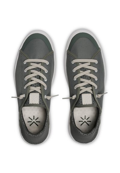 Paire de baskets décontractées vert foncé à lacets avec semelles blanches, vues de dessus sur fond blanc.