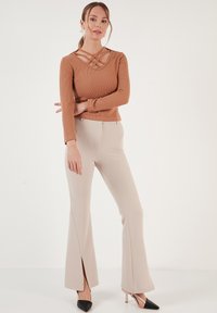 LELA SLIM FIT - Pulover - biscuit