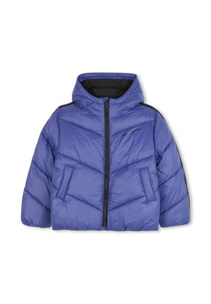 Blauwe gewatteerde hooded jas met zwarte rits, diagonale stiksels, zijzakken en zwarte schouderstrepen.