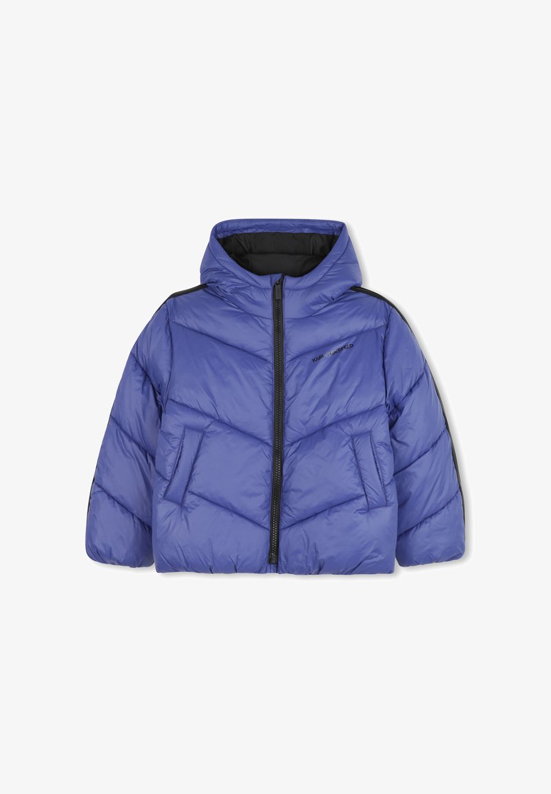 Veste à capuche rembourrée bleu avec fermeture éclair noire, coutures diagonales, poches latérales et bandes noires sur les épaules.