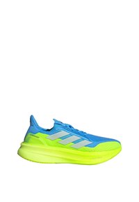 Zapatilla deportiva azul y verde neón con parte superior de malla, tres franjas blancas y suela texturizada. Presenta un diseño ligero y un cuello acolchado.
