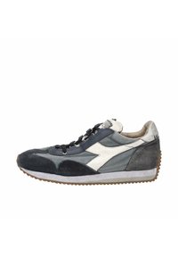 Sneaker blu navy e grigio con materiali in suede e mesh, accenti bianchi, punta rotonda e suola in gomma con grip testurizzato. Design con lacci.