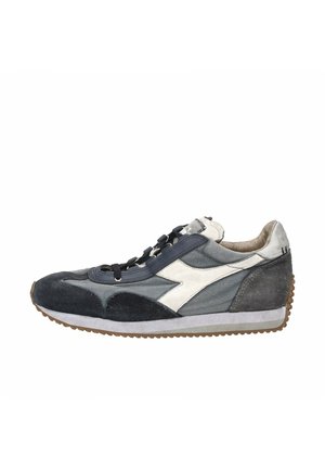 Sneaker blu navy e grigio con materiali in suede e mesh, accenti bianchi, punta rotonda e suola in gomma con grip testurizzato. Design con lacci.