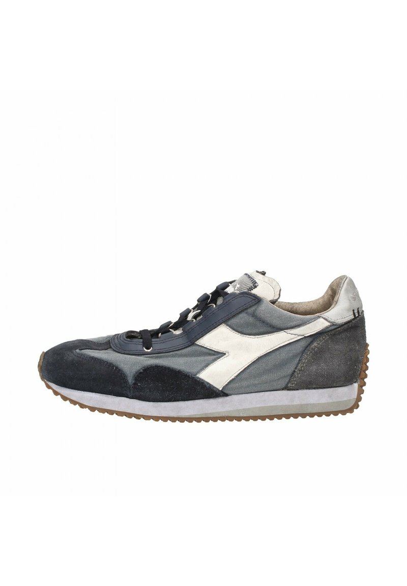 Sneaker blu navy e grigio con materiali in suede e mesh, accenti bianchi, punta rotonda e suola in gomma con grip testurizzato. Design con lacci.