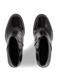 Botas de tobillo de charol negro con un diseño elegante, que cuentan con cremalleras laterales y una punta redondeada. Textura suave con un acabado brillante.