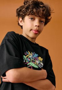 Next RELAXED FIT SHORT SLEEVE GRAPHIC STANDARD - T-shirt con stampa - black monsters back print