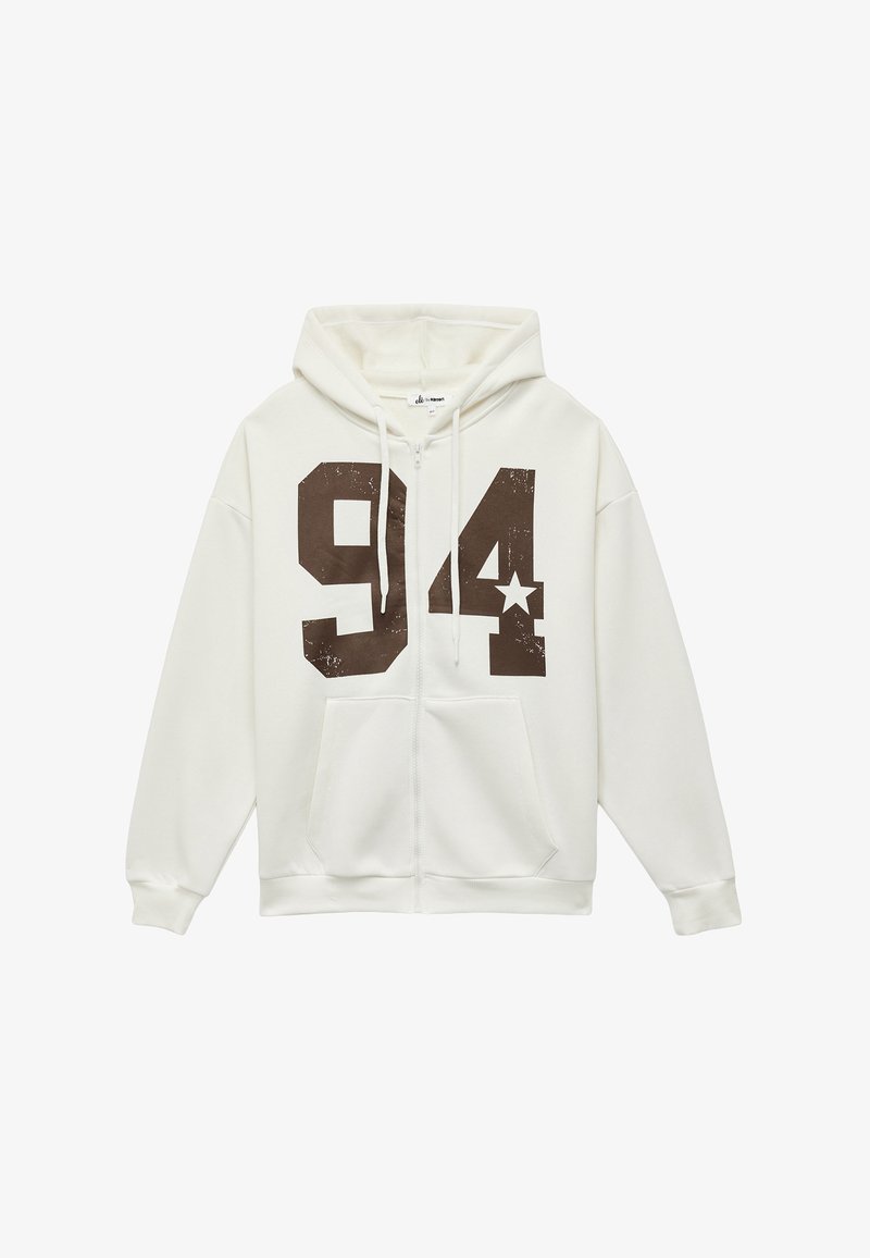 Vit zip-up hoodie med stor brun "94" grafik och en stjärna. Mjuk tyg med avslappnad passform, komplett med dragskohuva och framfickor.