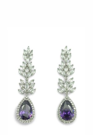 Orecchini a goccia in argento con cristalli trasparenti a forma di foglia che conducono a grandi pietre preziose viola a forma di lacrima circondate da piccoli cristalli trasparenti.